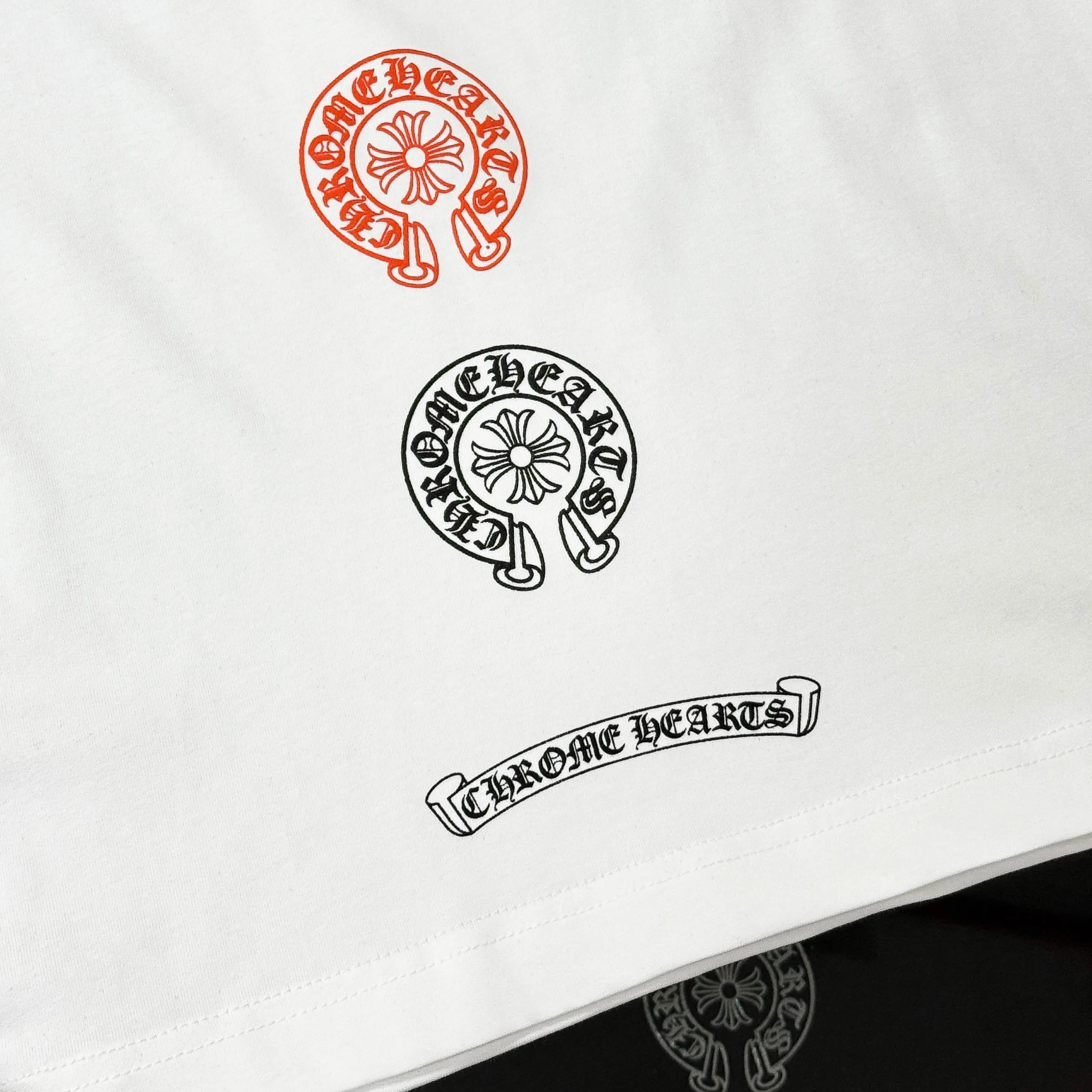 P180 Chrome Hearts Chrome Hearts 25 high version. The fabric is made of 300 grams of high-density cotton. It does not deform or shrink. It has three labels. It is the same style for men and women. Technology: Digital printing. Color: White. Black. SIZE: S-XL.